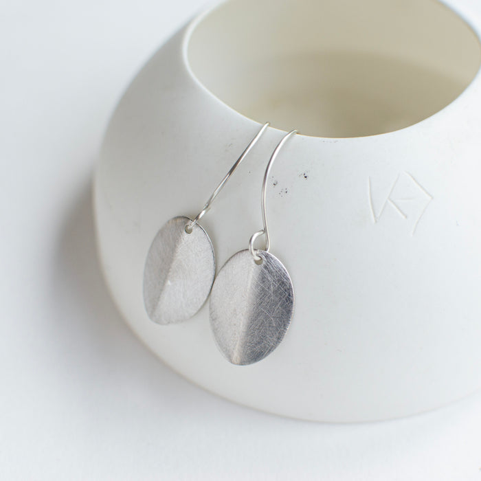 Frida - Scarabee folded long earhooks - LAST PIECES