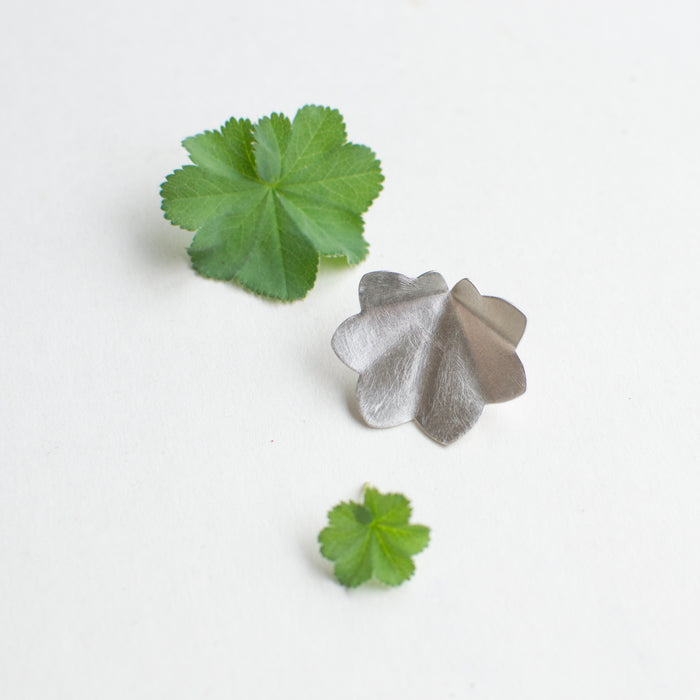 Milla - vrouwenmantel - Broche